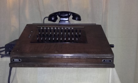 BHG Belioannisz Hiradástechnikai Gyár emblémával, zsinórnélküli LB váltó 10 vonalra 3 üák kapcsolásra. A belsejében egy papír Standard Vill. Rt 1941,11,24. 1950-től lett BHG , elötte volt a Standard Vill. Rt 1928-1949 decemberig, akkor államosították.